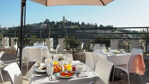Outdoor dining - Mount Zion Boutique Hotel (Jerusalem)