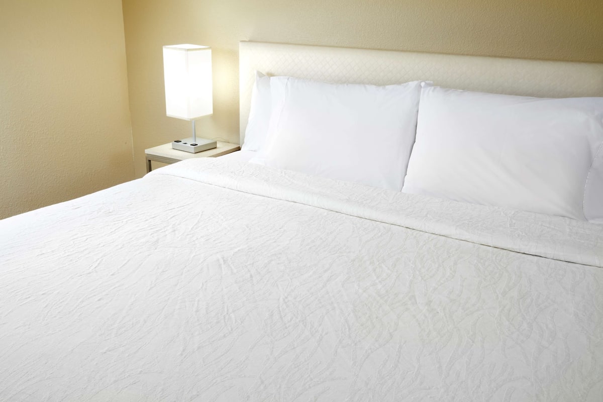 1 Schlafzimmer, hochwertige Bettwaren, Zimmersafe, Verdunkelungsvorhänge