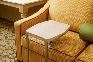 Suite, 1 chambre (1 king bed) | Aire de séjour | Téléviseur ACL de 40 po avec télévision par câble, téléviseur