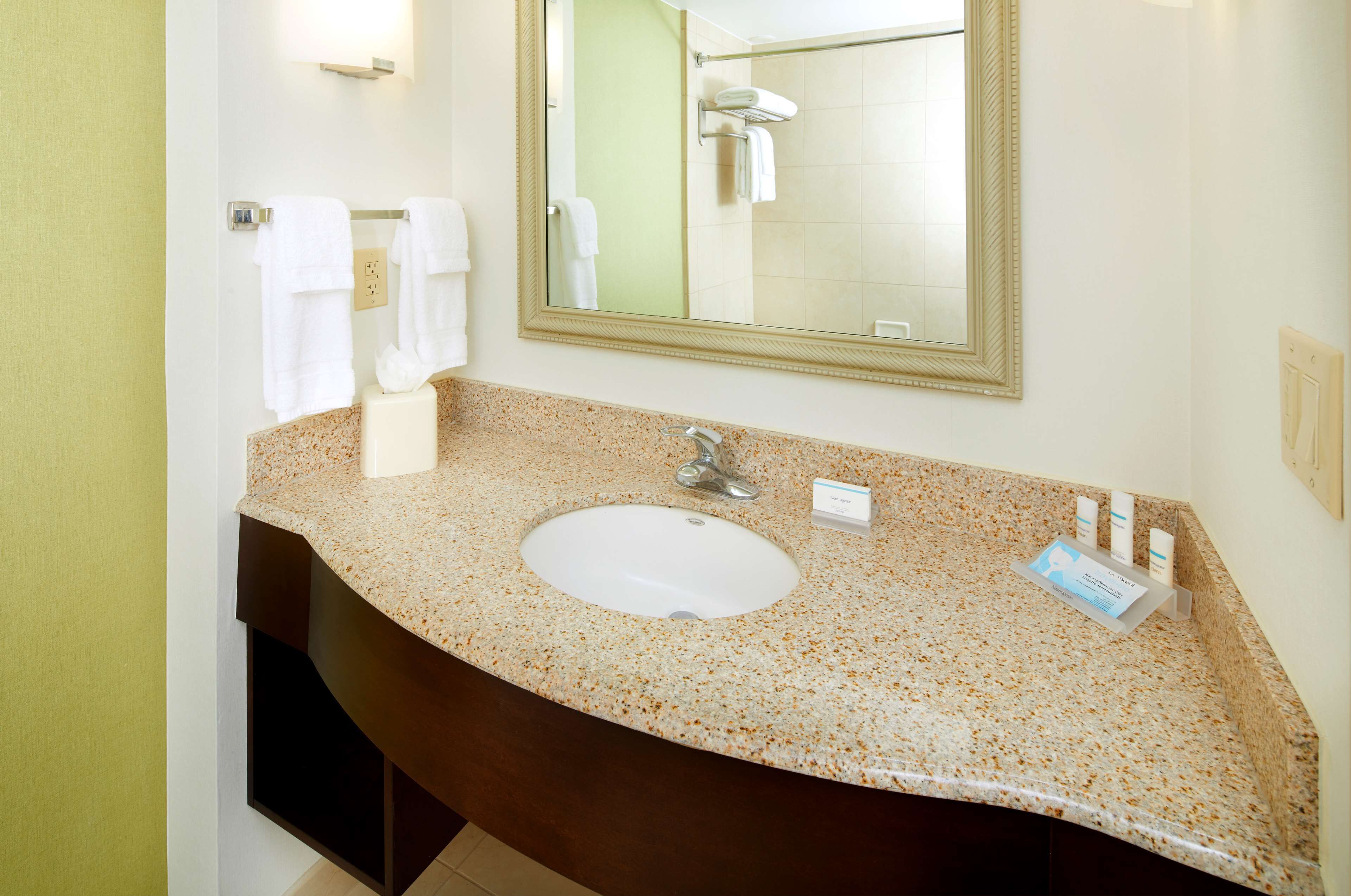 combined shower/bathtub, free toiletries, hair dryer, towels