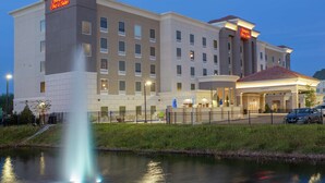 A Hampton Inn hotel with a large building, a fountain, and a parking area. - Hampton Inn & Suites Jacksonville / Orange Park (Orange Park)
