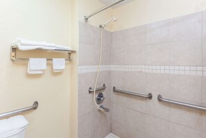 Tina con regadera, amenidades de baño gratuitas, secadora de cabello 