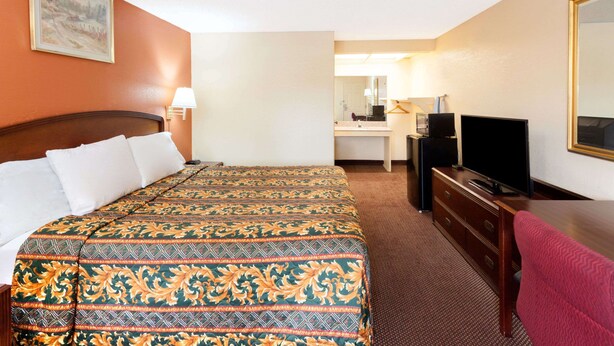 Laptop workspace, iron/ironing board, cribs (surcharge) - Knights Inn Tucker (Tucker)