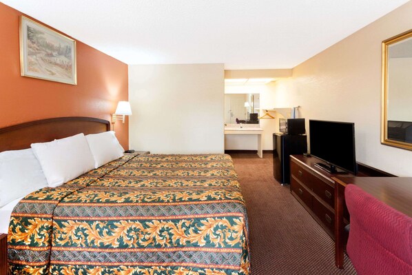 Espacio para trabajar con laptop, tabla de planchar con plancha y cunas