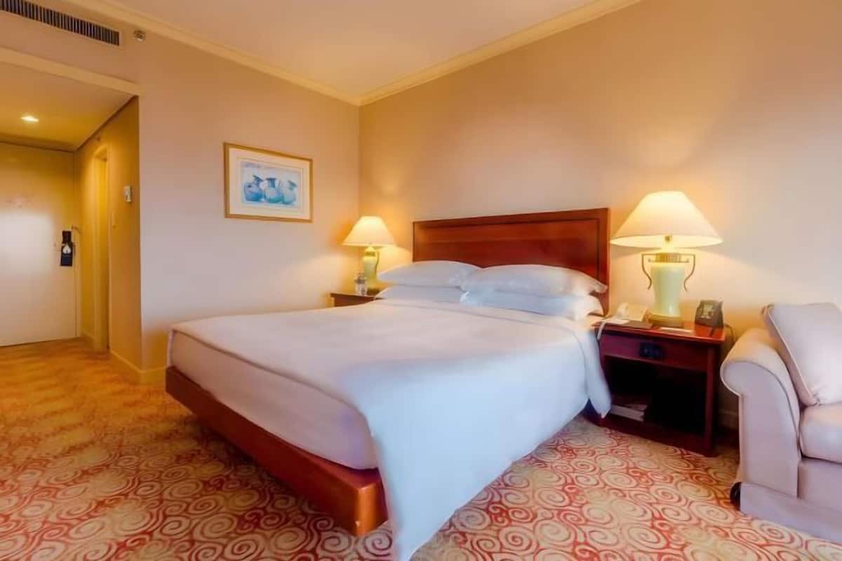 Hypo-allergenic bedding, minibar, in-room safe, desk