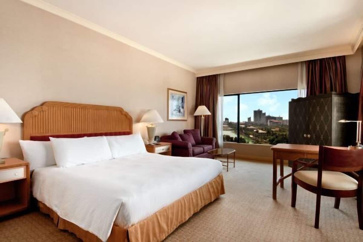 Hypo-allergenic bedding, minibar, in-room safe, desk