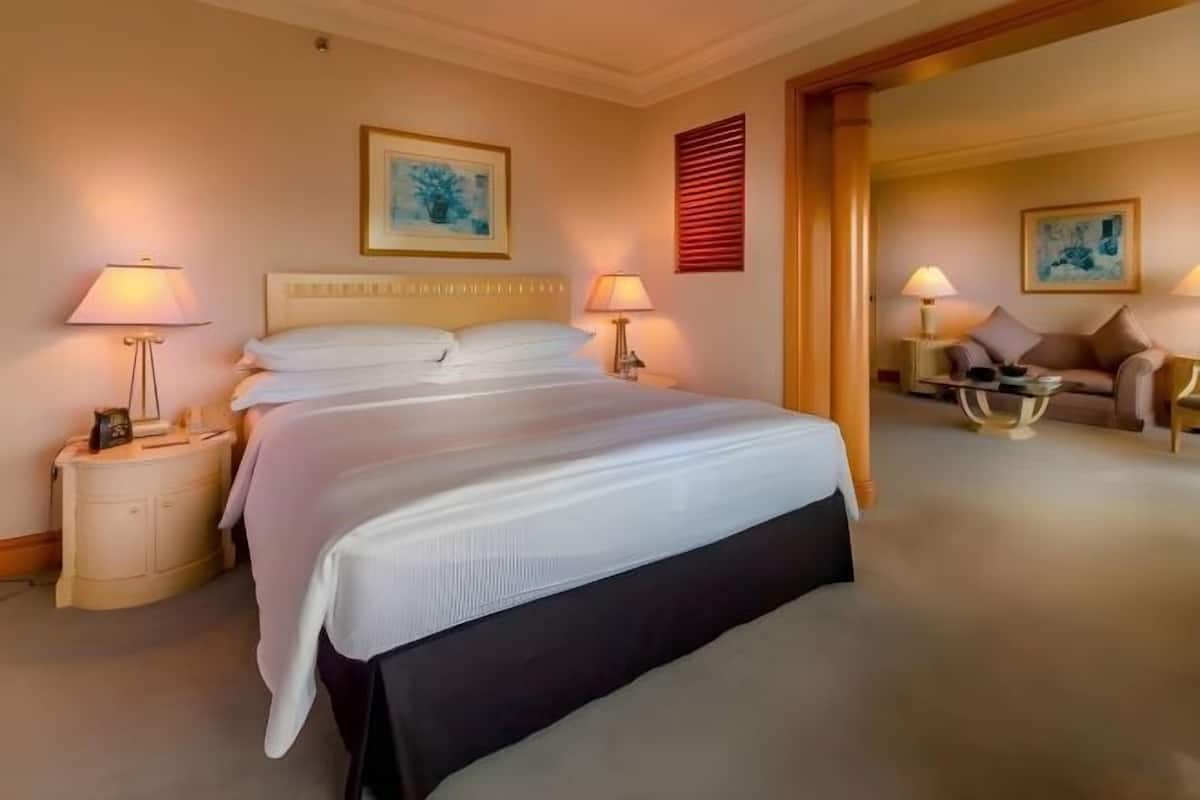 Hypo-allergenic bedding, minibar, in-room safe, desk