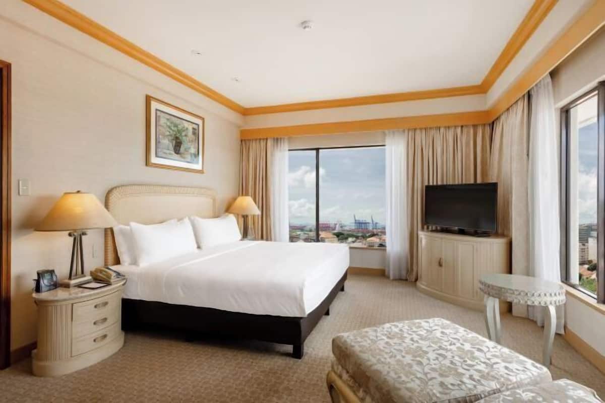 Hypo-allergenic bedding, minibar, in-room safe, desk