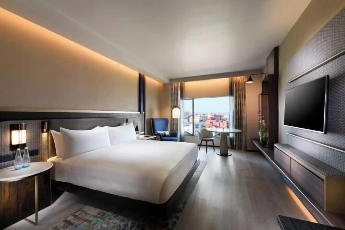 Hypo-allergenic bedding, minibar, in-room safe, desk