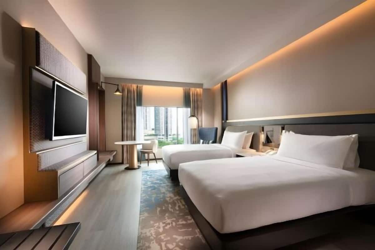 Hypo-allergenic bedding, minibar, in-room safe, desk