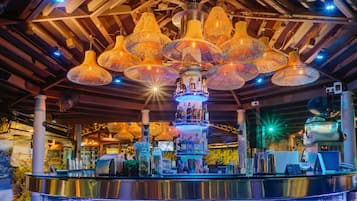 3 restaurants, breakfast, lunch, dinner served; Chinese cuisine