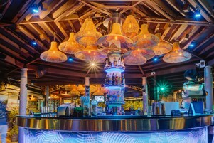 3 restoran, kahvaltı, öğle yemeği, akşam yemeği sunulur, Çin mutfağı 