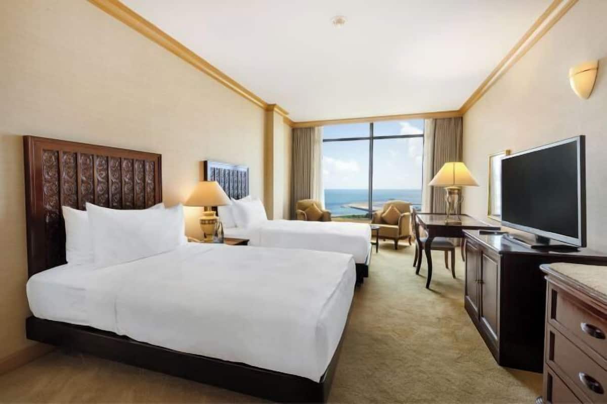 Hypo-allergenic bedding, minibar, in-room safe, desk