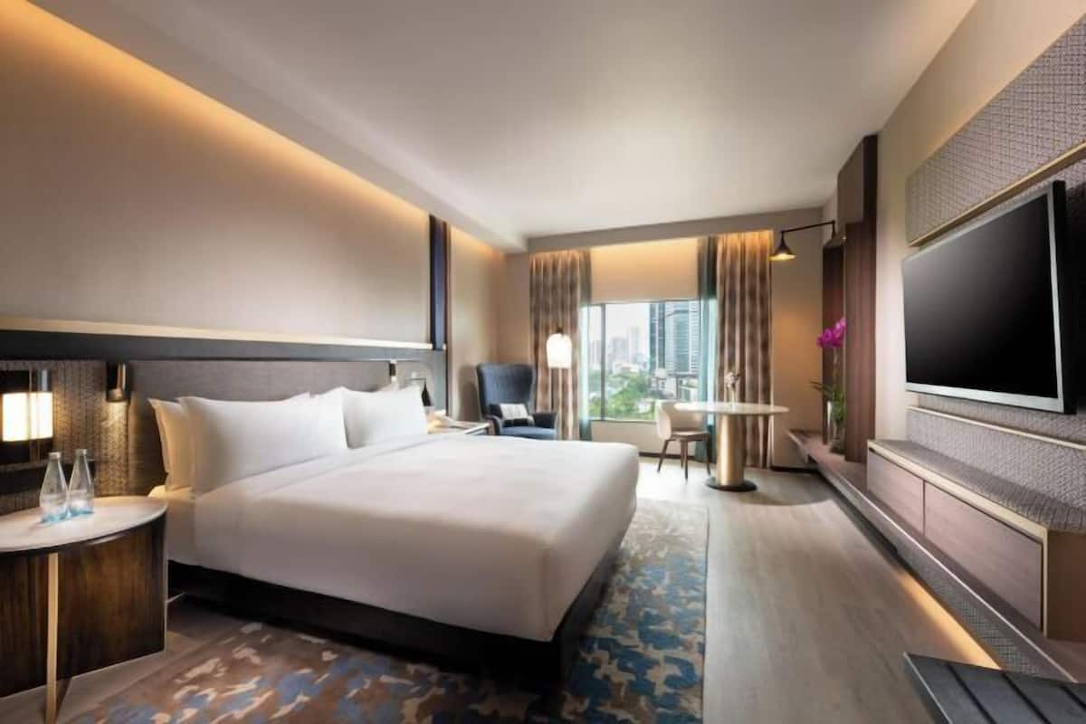 Hypo-allergenic bedding, minibar, in-room safe, desk