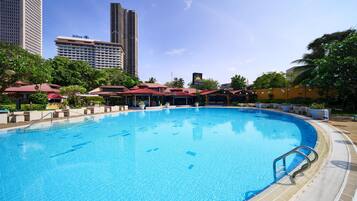 Kolam renang outdoor, dengan payung kolam renang dan kursi berjemur