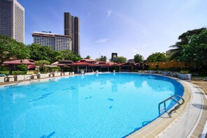 Piscine extérieure, parasols, chaises longues