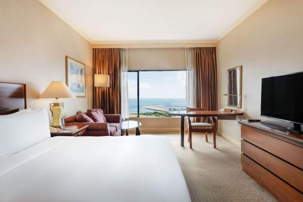 Hypo-allergenic bedding, minibar, in-room safe, desk