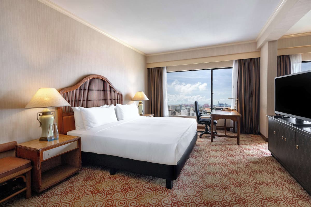 King, Business Suite | Hypo-allergenic bedding, minibar, in-room safe, desk