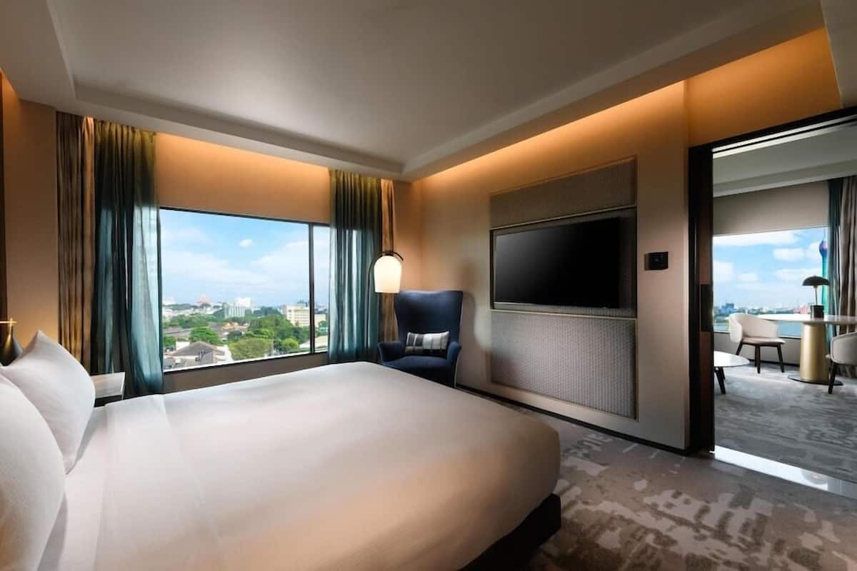 Hypo-allergenic bedding, minibar, in-room safe, desk