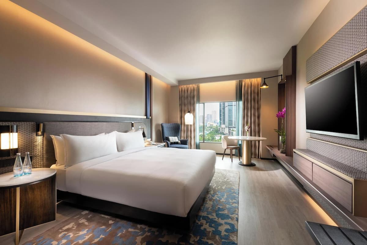Hypo-allergenic bedding, minibar, in-room safe, desk
