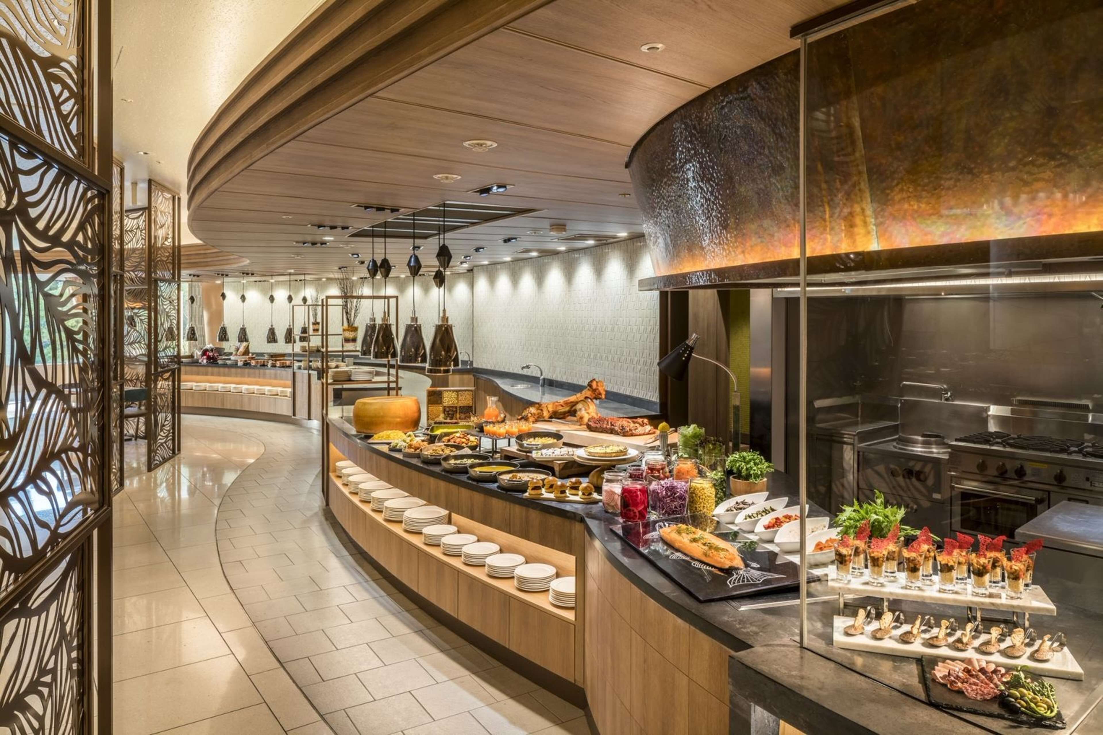 5 か所のレストラン、朝食、ランチ、ディナーに営業 (中華料理)