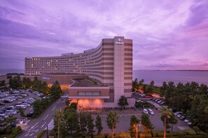 In-room safe, desk, blackout curtains, soundproofing - Hilton Tokyo Bay (Urayasu)
