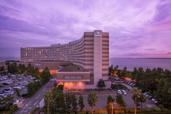 In-room safe, desk, blackout drapes, soundproofing - Hilton Tokyo Bay (Urayasu)