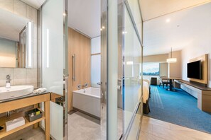 Kombinasi shower/bathtub dan perlengkapan mandi gratis