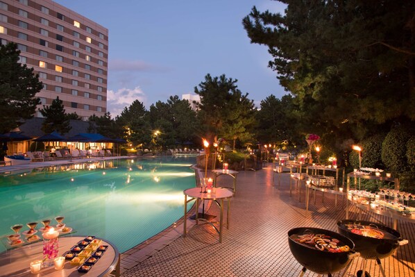 Indoor pool, seasonal outdoor pool, pool loungers