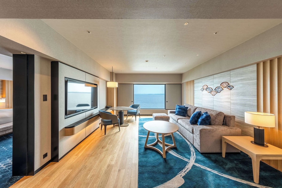 ห้องสวีท (Deluxe Suite, Ocean) | บริเวณนั่งเล่น | ทีวีจอแบน 1 นิ้ว พร้อมช่องดิจิตอล, ทีวี