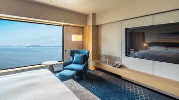 Deluxe Suite Ocean View | 1 bedroom, in-room safe, desk, blackout curtains
