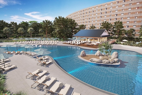 Indoor pool. Hilton Tokyo Bay