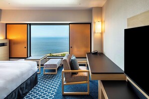 King Deluxe Room Ocean View | In-room safe, desk, blackout drapes, soundproofing