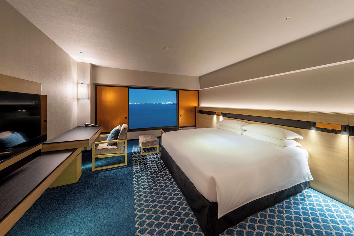 King Deluxe Room Ocean View | 1 bedroom, in-room safe, desk, blackout drapes