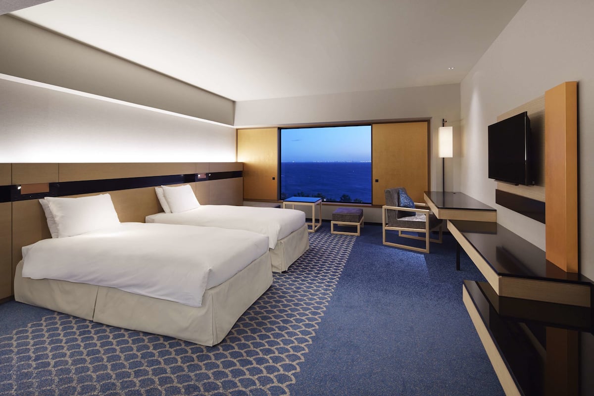 Habitación con 2 camas individuales (Twin Hilton Room, Ocean) | Caja de seguridad en la habitación, escritorio y cortinas blackout