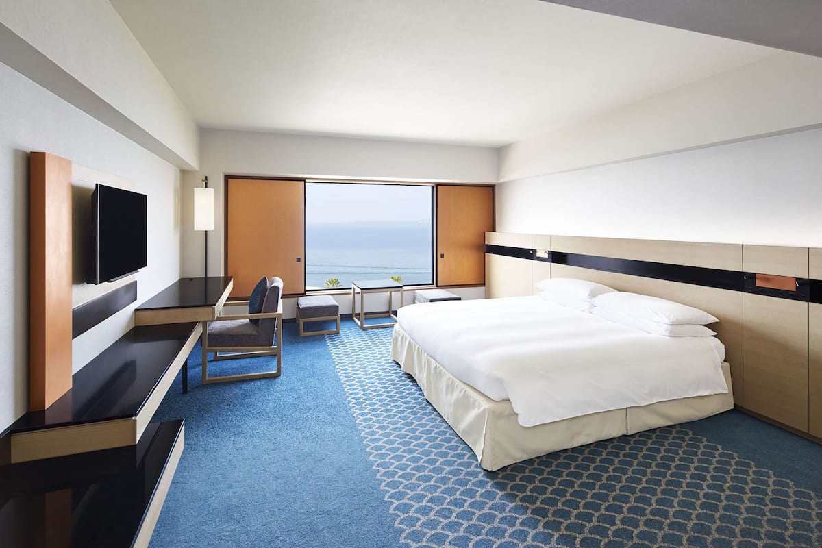 King Hilton Room, Ocean View | 1 bedroom, in-room safe, desk, blackout drapes