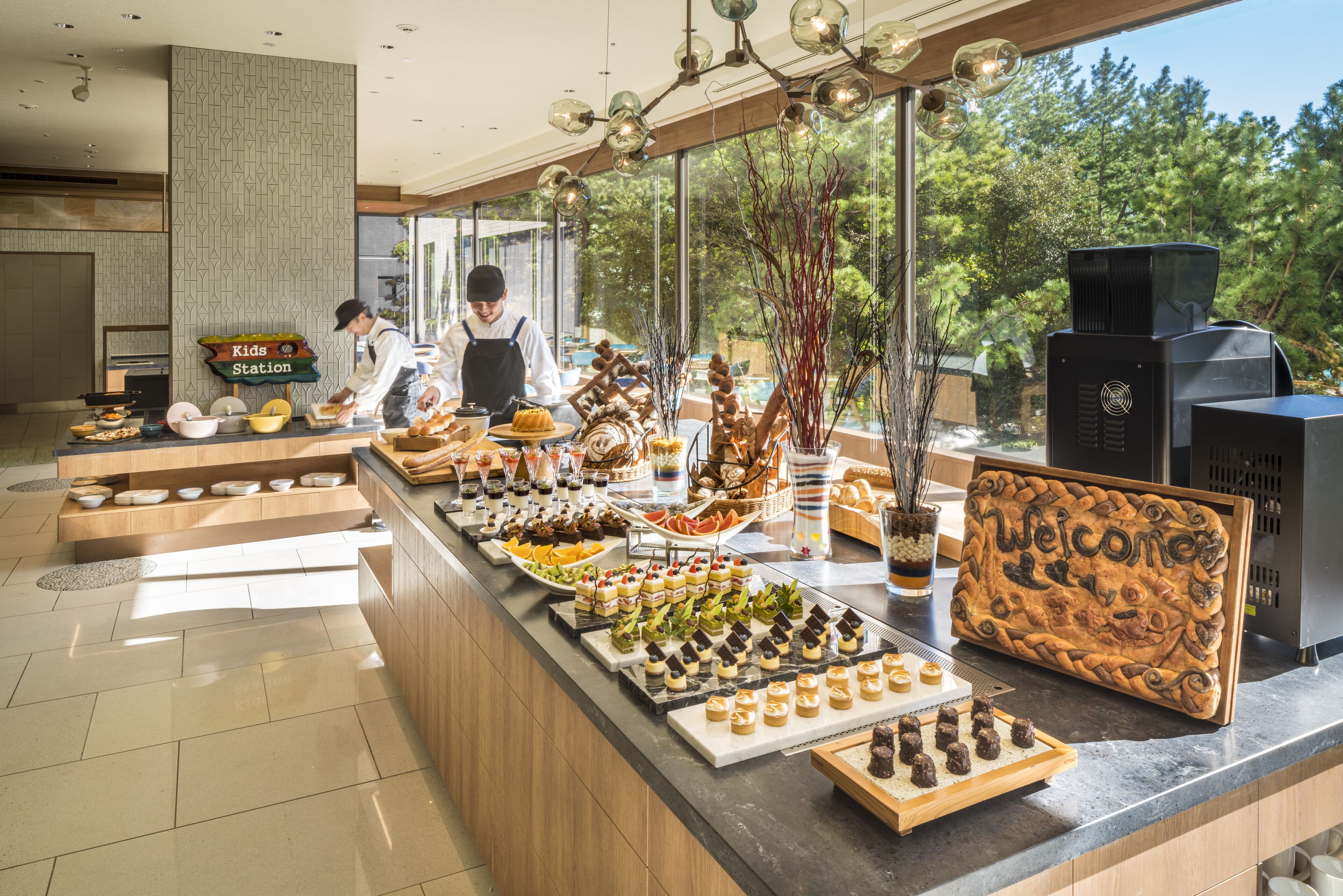 5 restaurants, breakfast, lunch, dinner served; Chinese cuisine