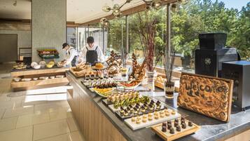 5 restaurants, breakfast, lunch, dinner served; Chinese cuisine