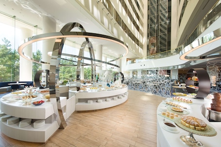 5 restaurants, breakfast, lunch, dinner served; Chinese cuisine