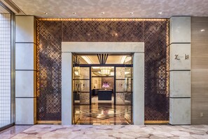 5 nhà hàng, phục vụ bữa sáng, bữa trưa, bữa tối, món Hoa 