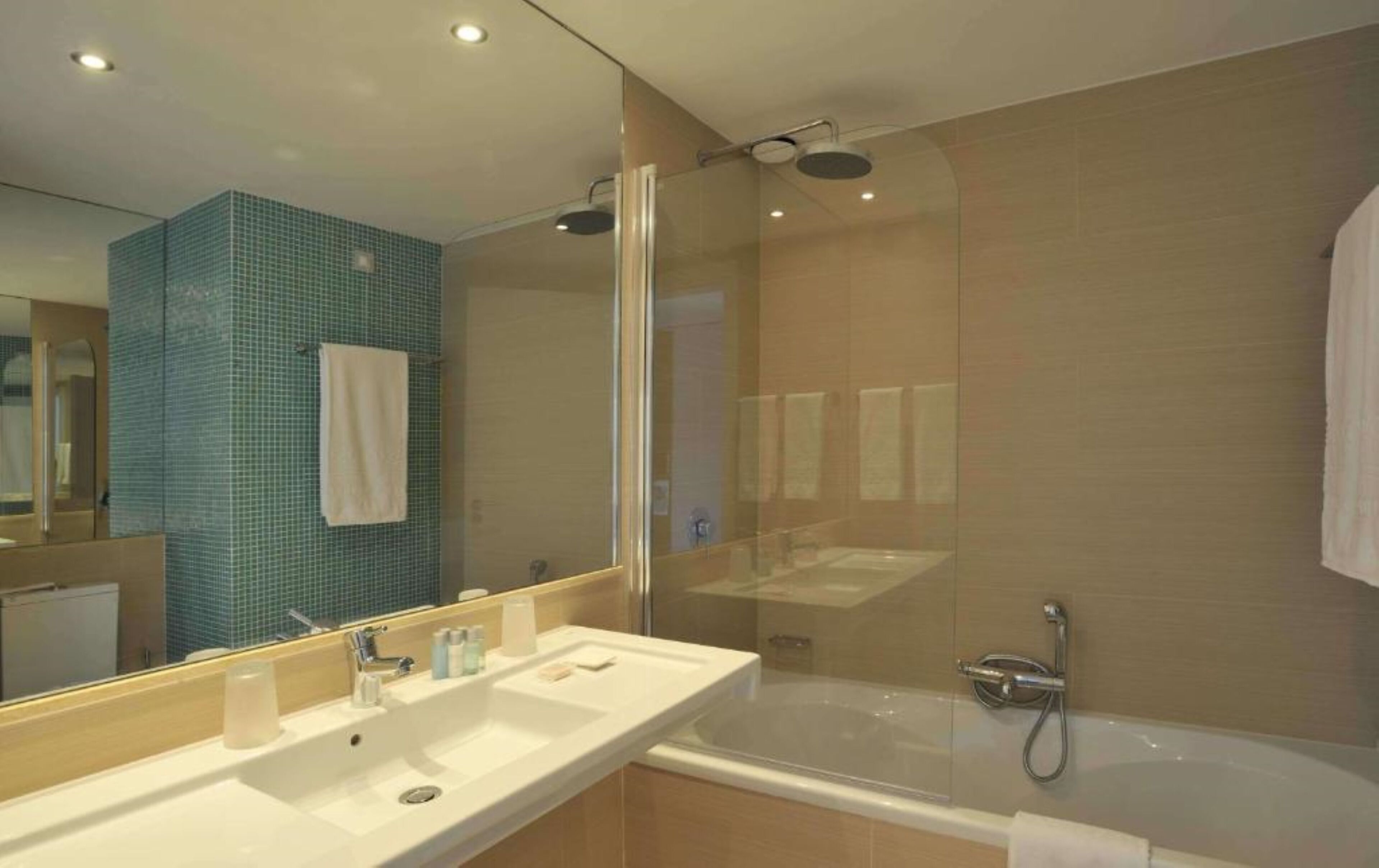 combined shower/bathtub, rainfall showerhead, free toiletries