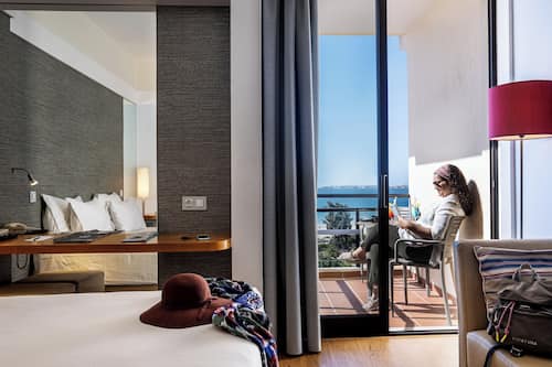 Chambre Deluxe, vue partielle sur la mer | Minibar, coffres-forts dans les chambres, rideaux occultants