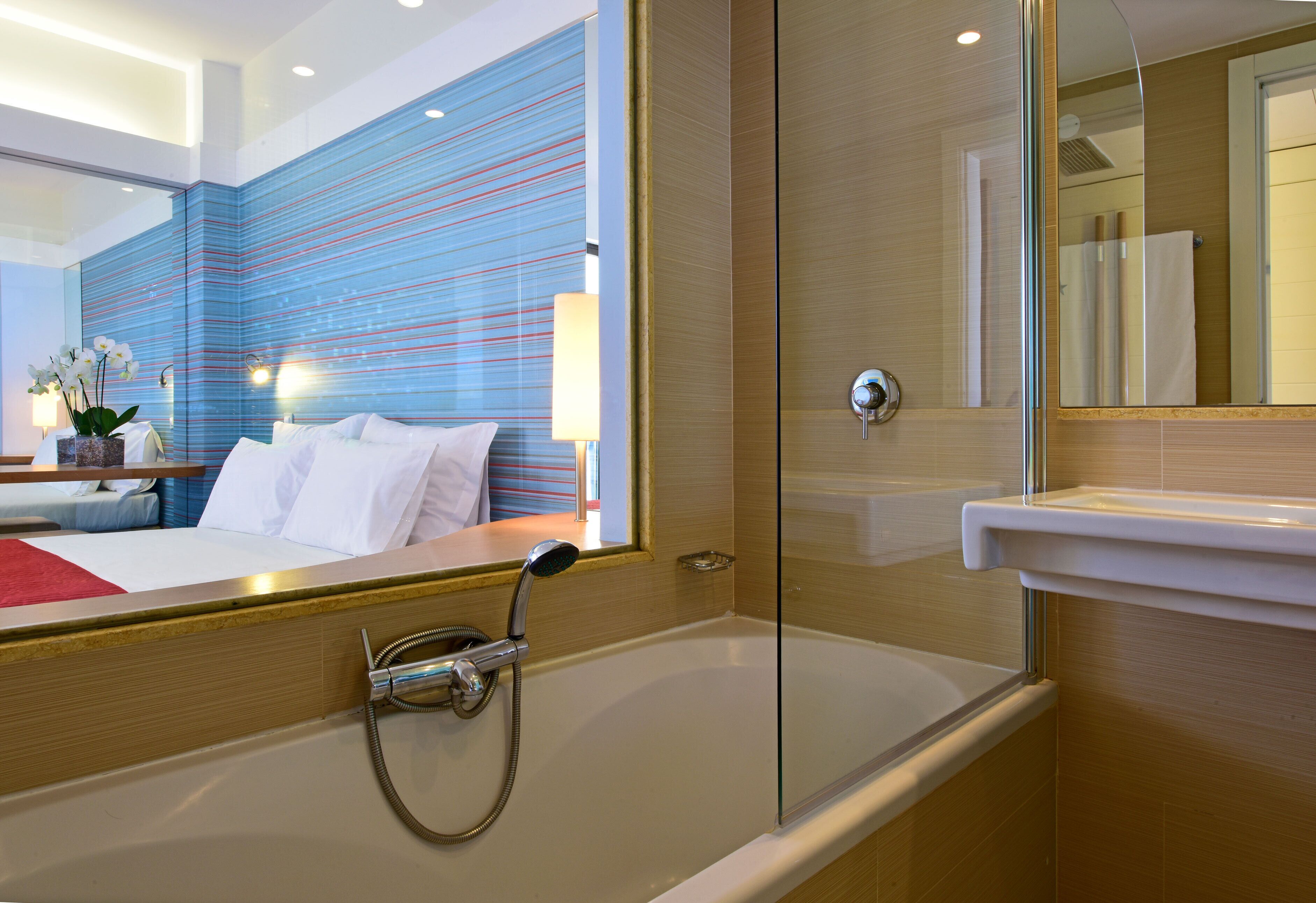 superior room, sea view | bathroom | combined shower/bathtub, rainfall showerhead, free toiletries