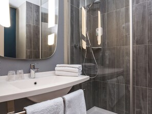 Combined shower/bathtub, eco-friendly toiletries, hair dryer, towels