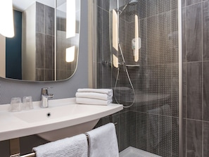 Tina con regadera, amenidades de baño ecológicas, secadora de cabello