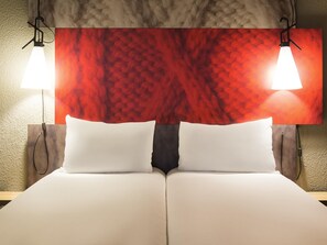 Habitación estándar, 2 camas individuales | Ropa de cama de alta calidad y escritorio