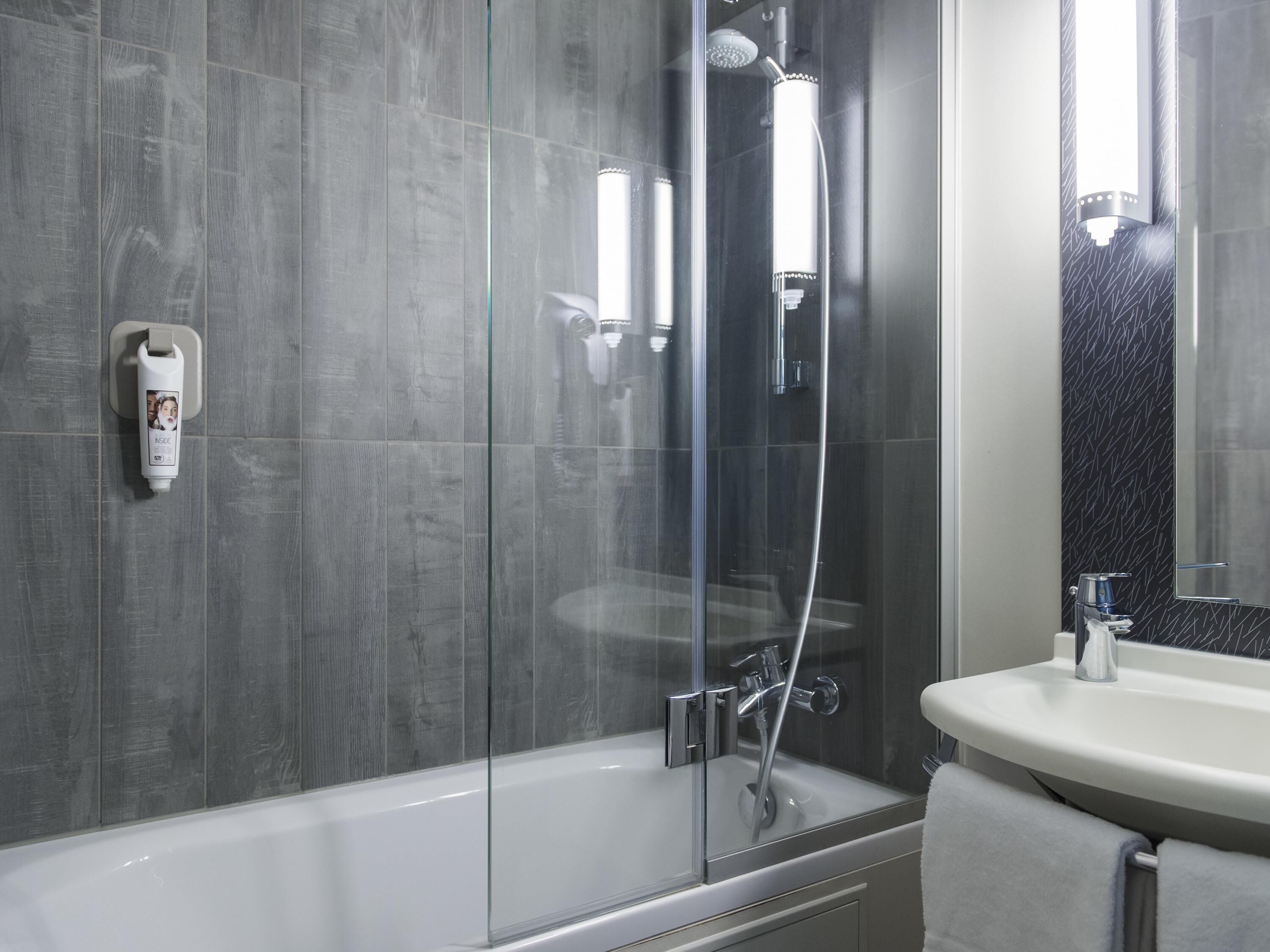 Luxe beddengoed, een bureau, een laptopwerkplek