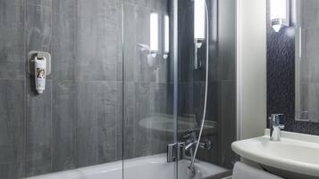 Luxe beddengoed, een bureau, een laptopwerkplek