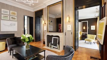 Suite Prestigio | Artículos del minibar gratis y caja de seguridad en la habitación