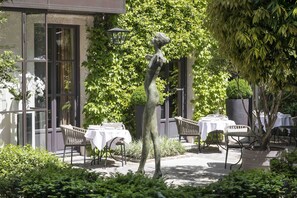 Se sirven desayunos, comidas y cocina francesa con vista al jardín